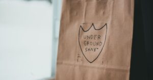 Logo Kecil pada Tas Kertas: Kapan Terlihat Lebih Elegan